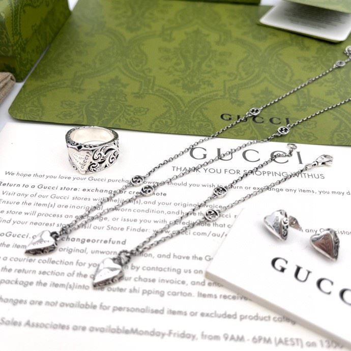 G*u*i necklaces